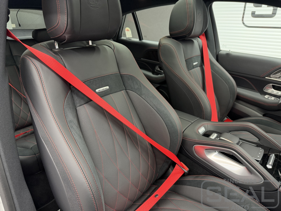 Красные ленты ремней безопасности в интерьере Mercedes GLE