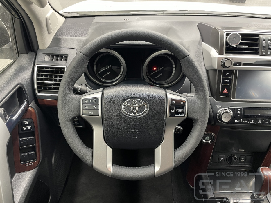 Руль Toyota Land Cruiser Prado 150 Series после перетяжки натуральной кожей.