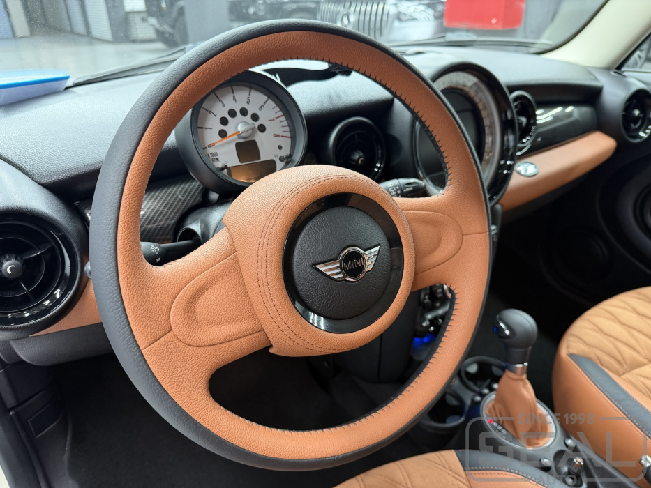 Руль MINI Clubman после перетяжки кожей, вид слева.