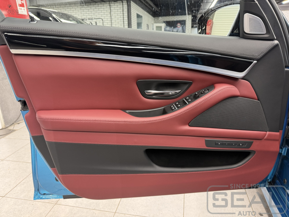 Перетяжка дверных панелей BMW 5-series M5 (F10) эко кожей Nappa