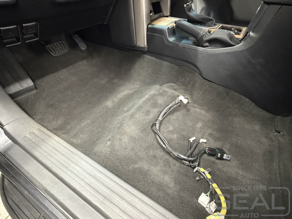 Замена ковролина под водительским сиденьем автомобиля Toyota LC Prado 150