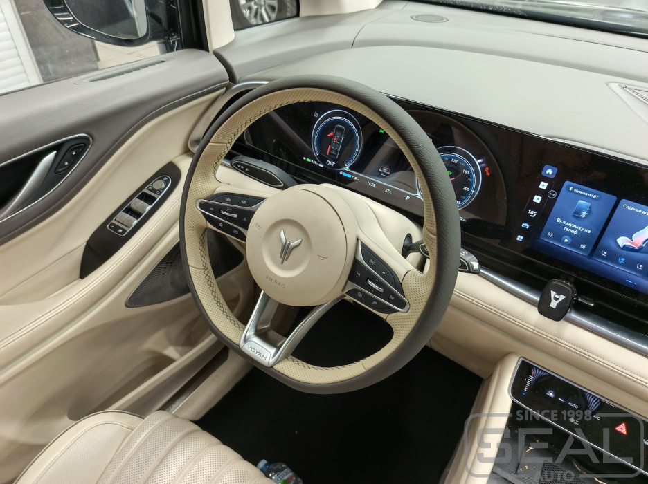 Кожаный руль Voyah Dream в интерьере салона авто