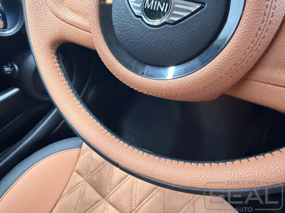 Детали перетяжки руля MINI Clubman натуральной кожей.