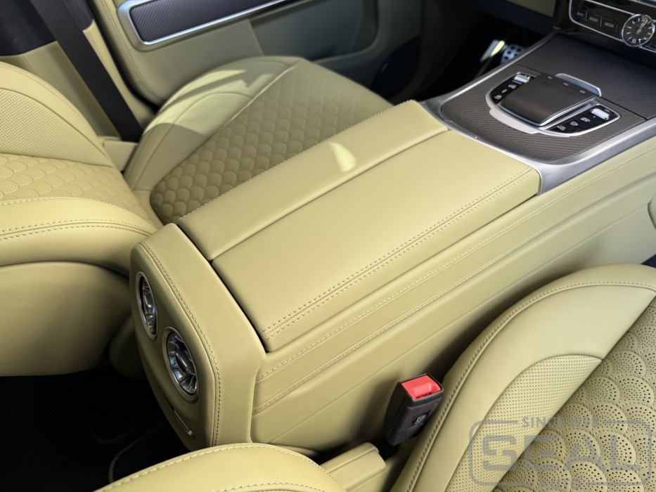 Центральная консоль Mercedes Gelandewagen (W465) после перетяжки кожей Nappa, вид справа