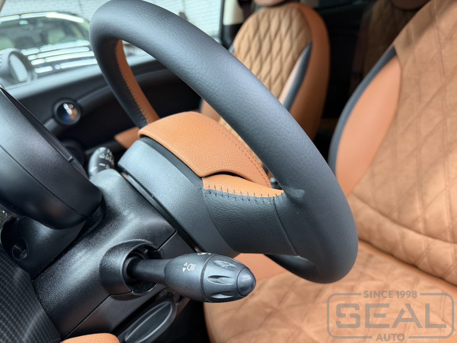Детали перетяжки руля MINI Clubman натуральной кожей.