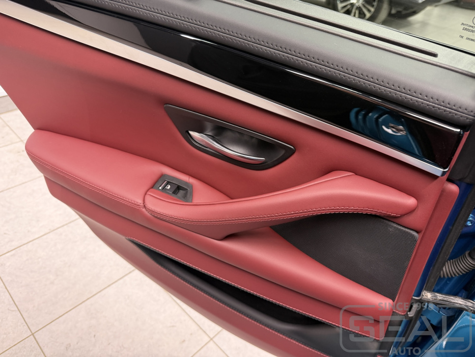 Дверная панель BMW M5 (F10) после перетяжки в студии СеалАвто