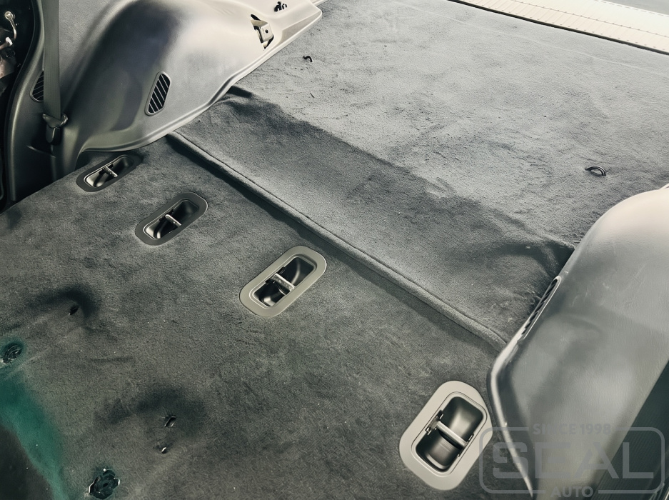 Салон автомобиля Toyota Land Cruiser 200 после изготовления напольного покрытия