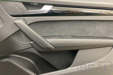 Audi Q5 Перетяжка дверных карт и подлокотников