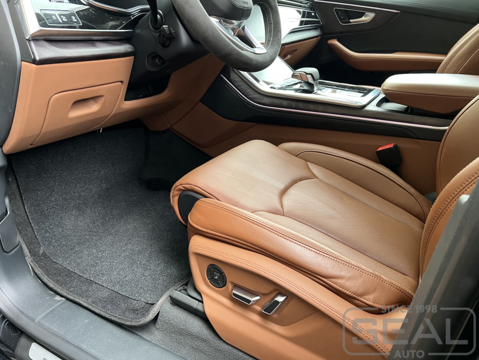Боковая панель переднего сиденья Audi Q8 после перетяжки кожей.