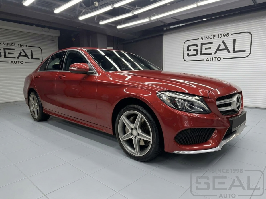 Автомобиль Mercedes W205 на ремонте кожи сиденья водителя в студии СеалАвто