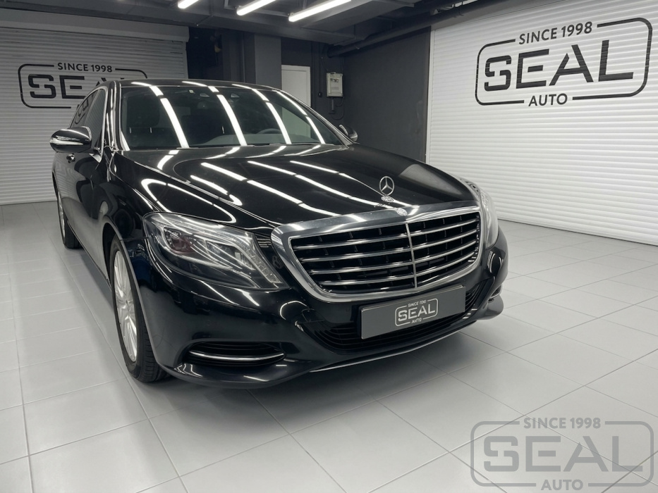 Автомобиль Mercedes-Benz S-class (W222) в студии СеалАвто перед перетяжкой руля.