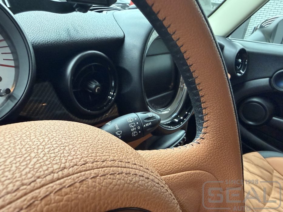 Детали перетяжки руля MINI Clubman натуральной кожей.