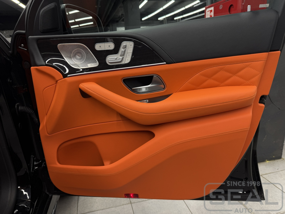 Перетяжка дверной панели Mercedes GLE (C167) натуральной кожей