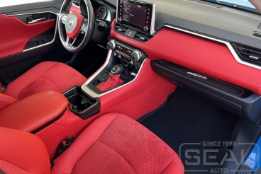 Необычный интерьер салона для Toyota Rav 4