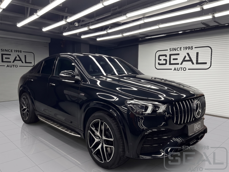 Автомобиль Mercedes-Benz GLE Coupe (С167) в студии Автоателье СеалАвто на услуге по перетяжке панелей сидений.