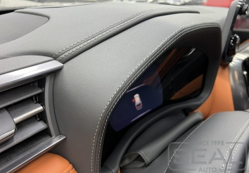 Процесс перетяжки торпедо в Автоателье SealAuto