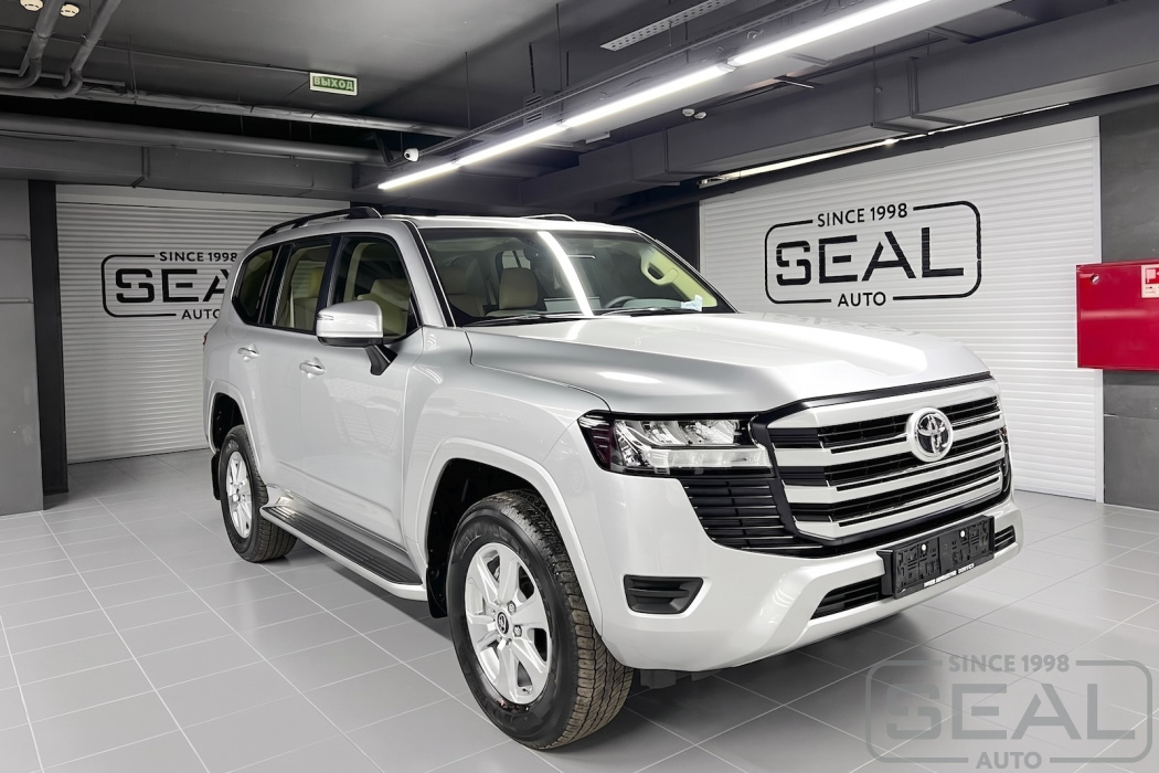 Toyota Land Cruiser 300 в студии СеалАто на установке вентиляции и подогрева сидений