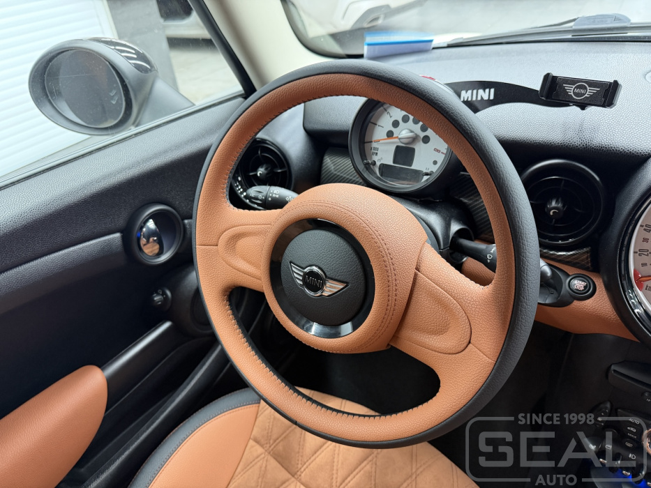 Руль MINI Clubman после перетяжки кожей, вид справа.