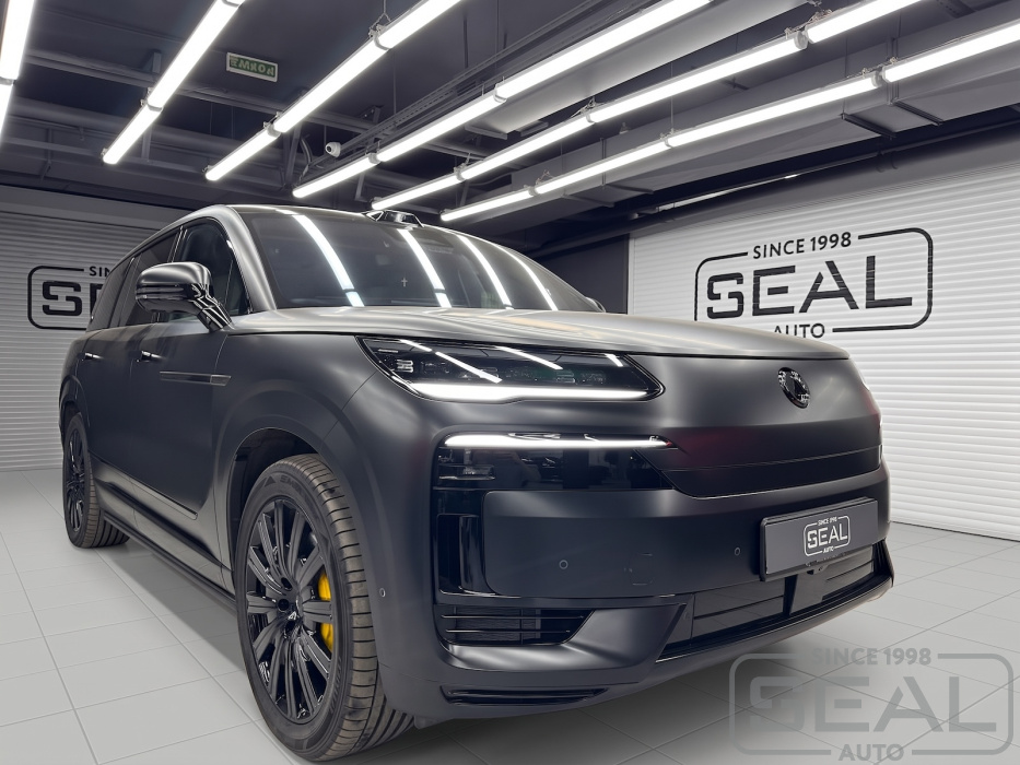 Автомобиль Denza Denza N9 после перетяжки фальшпанелей сидений в автоателье SealAuto