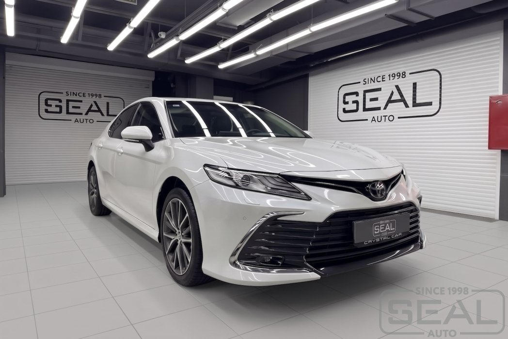 Автомобиль Toyota Camry (XV70) после перетяжки фальшпанелей сидений в автоателье SealAuto
