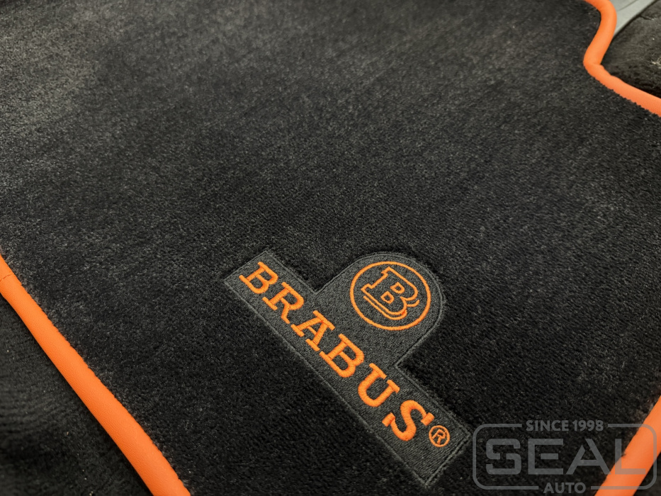 Вышивка логотипа Brabus на ковриках салона в автомобиле Mercedes GLE (C167)