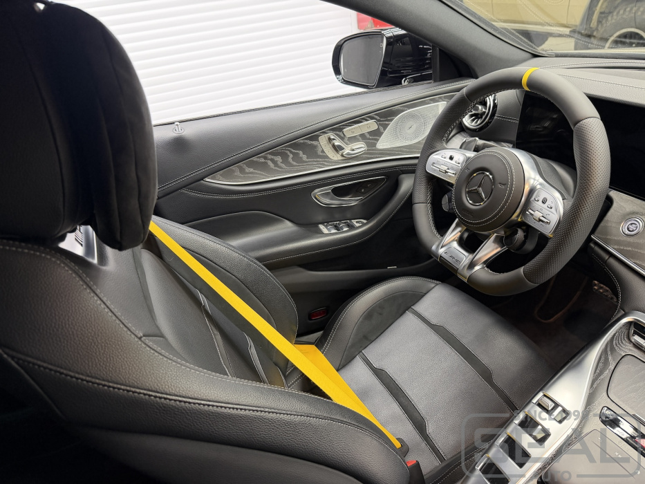 Желтый ремень безопасности в Мерседес AMG GT