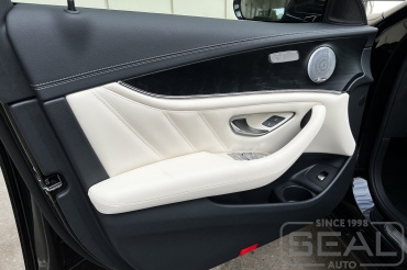 Mercedes E-klasse Перетяжка дверных карт и подлокотников