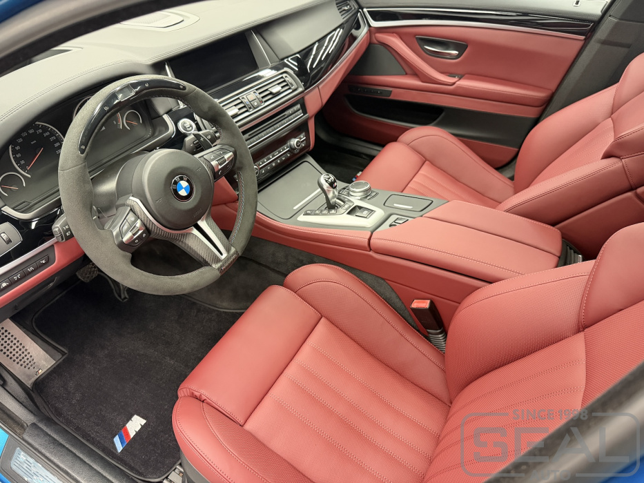 Интерьер BMW M5 F10 после комплексной перетяжки эко-кожей Nappa
