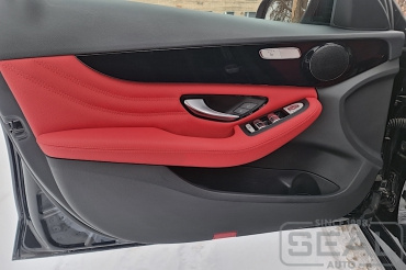 Mercedes C-klasse W205 Перетяжка дверных карт и подлокотников