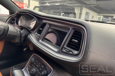 Dodge Challenger Перетяжка торпедо и дверных панелей