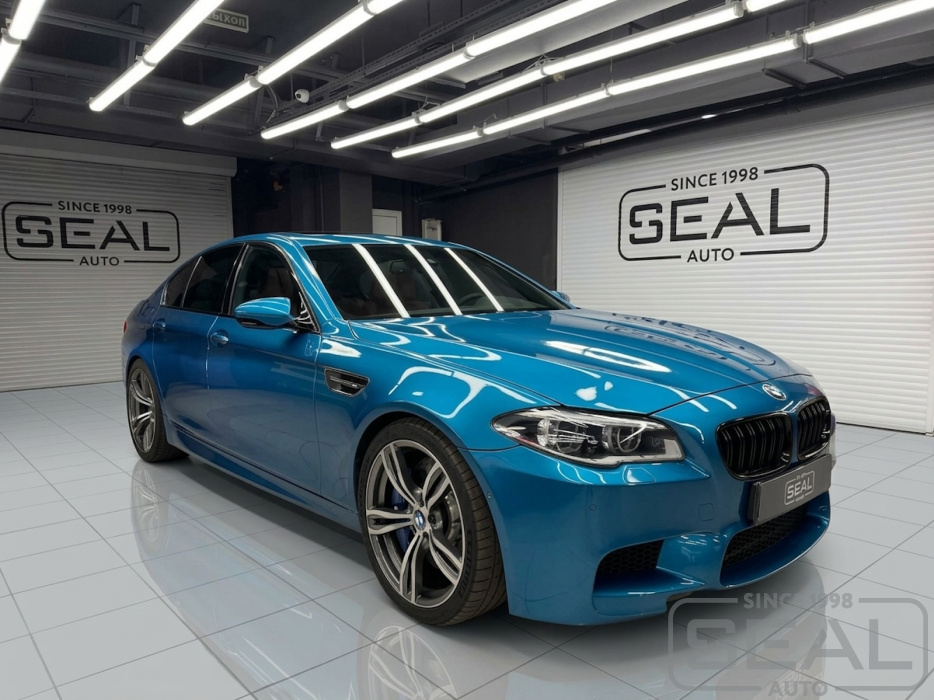 Автомобиль BMW 5-series M5 (F10) в студии СеалАвто на перетяжке салона