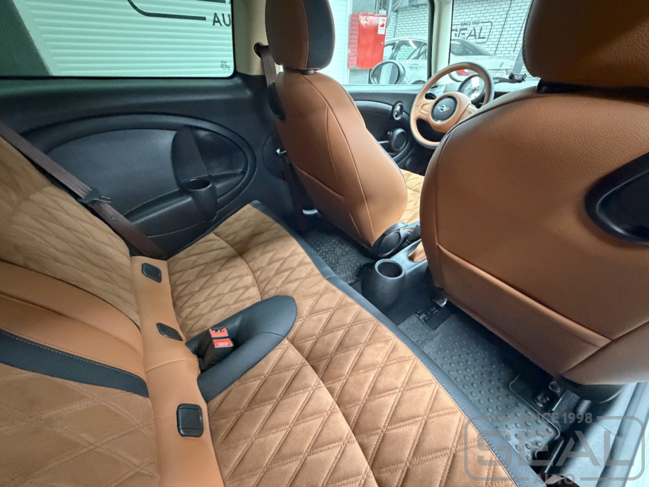 Детали перетяжки дверных панелей MINI Clubman кожей Nappa