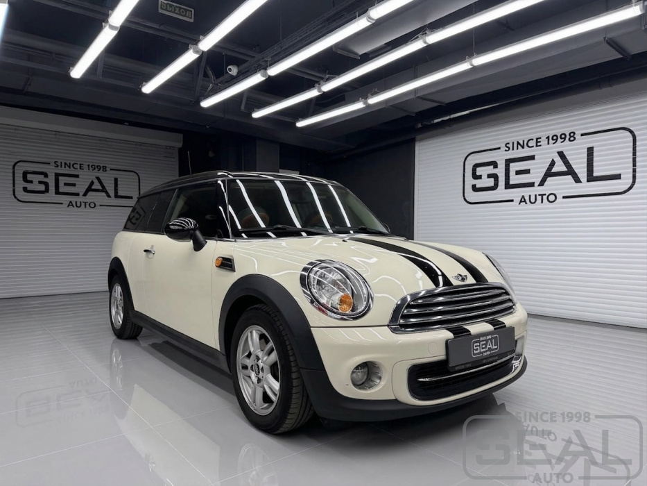 Автомобиль MINI Clubman в студии СеалАвто на перетяжке салона