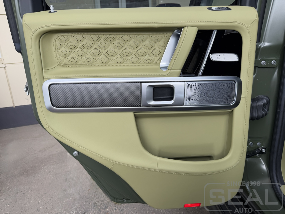 Панель задней двери Mercedes Gelandewagen (W465) после перетяжки кожей Nappa