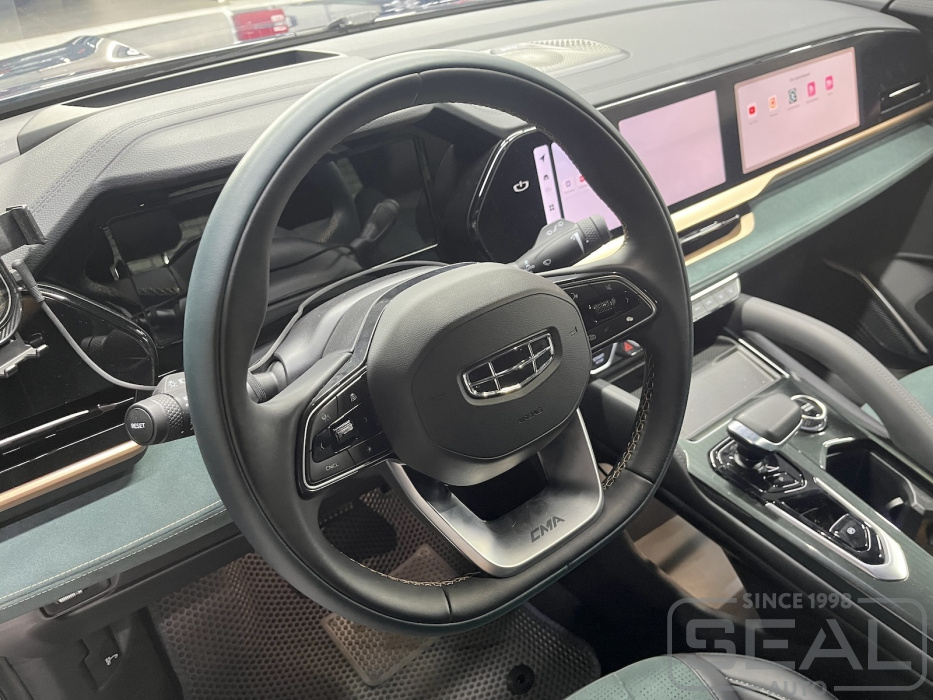 Подогрев руля Geely Monjaro в студии СеалАвто