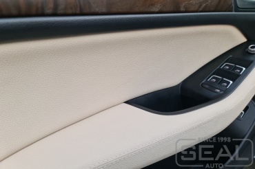 Audi Q5 Перетяжка дверных карт и подлокотников