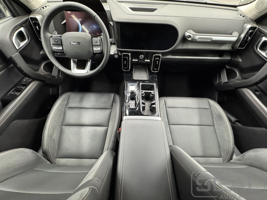 Haval Dargo: передние сиденья в интерьере салона авто