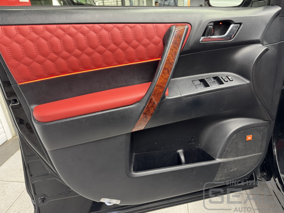 Перешив дверной карты Toyota Highlander с фигурной стежкой