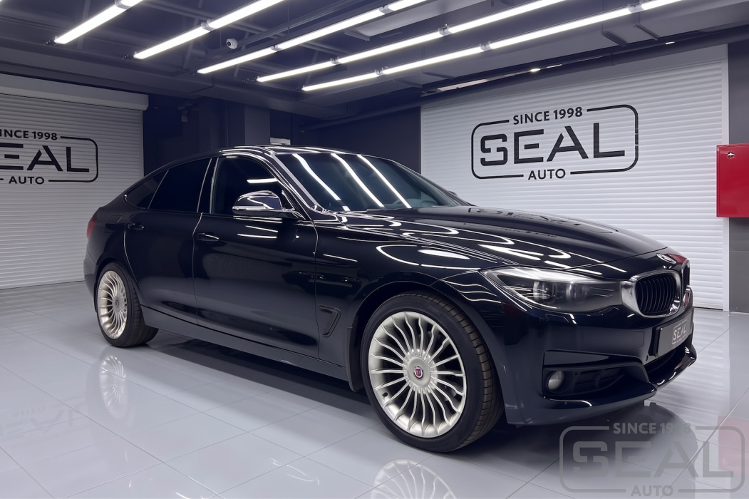 Автомобиль BMW 3-series GT после перетяжки фальшпанелей сидений в автоателье SealAuto