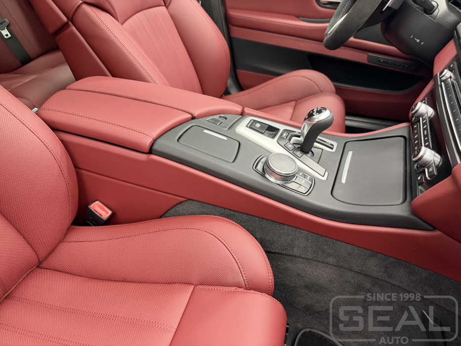 Передняя центральная консоль BMW M5 F10 после перетяжки