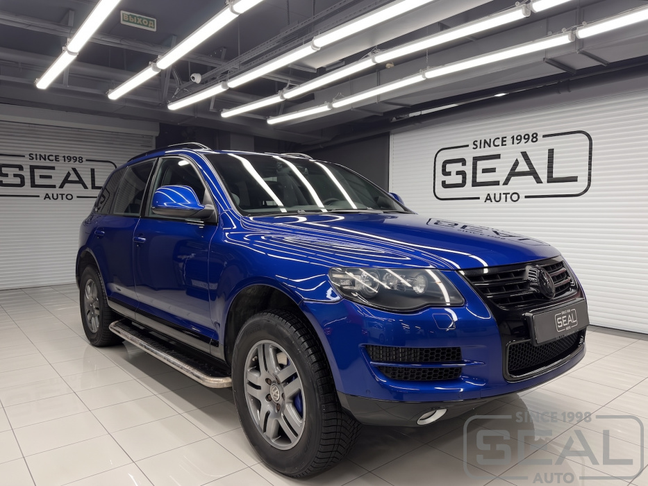 Автомобиль Volkswagen Touareg I после перетяжки фальшпанелей сидений в автоателье SealAuto