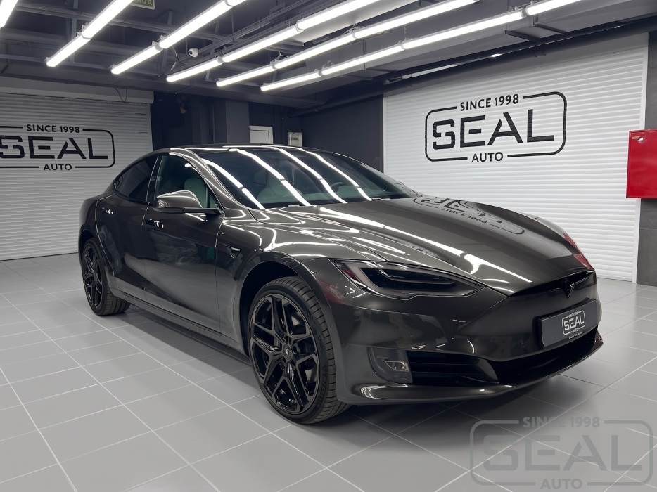 Tesla Model S в студии СеалАвто на установке вентиляции сидений