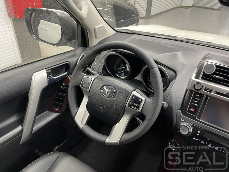 Руль Toyota Land Cruiser Prado 150 Series после перетяжки кожей, вид справа.
