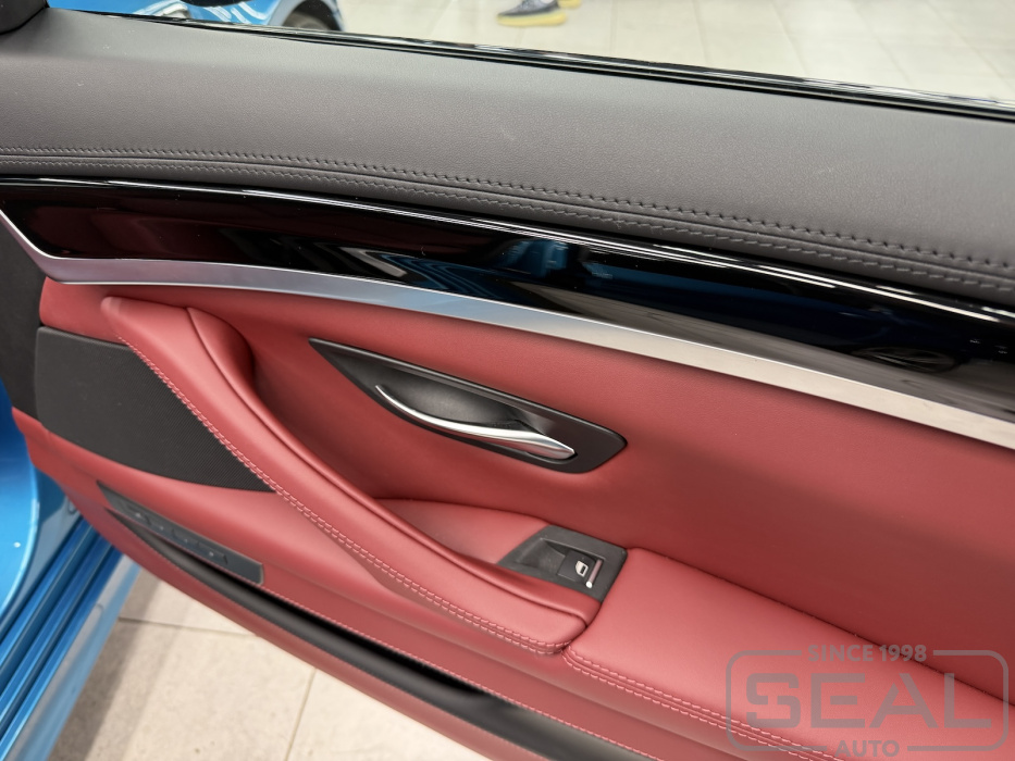 Детали перетяжки дверных панелей BMW 5-series M5 (F10) кожей Nappa