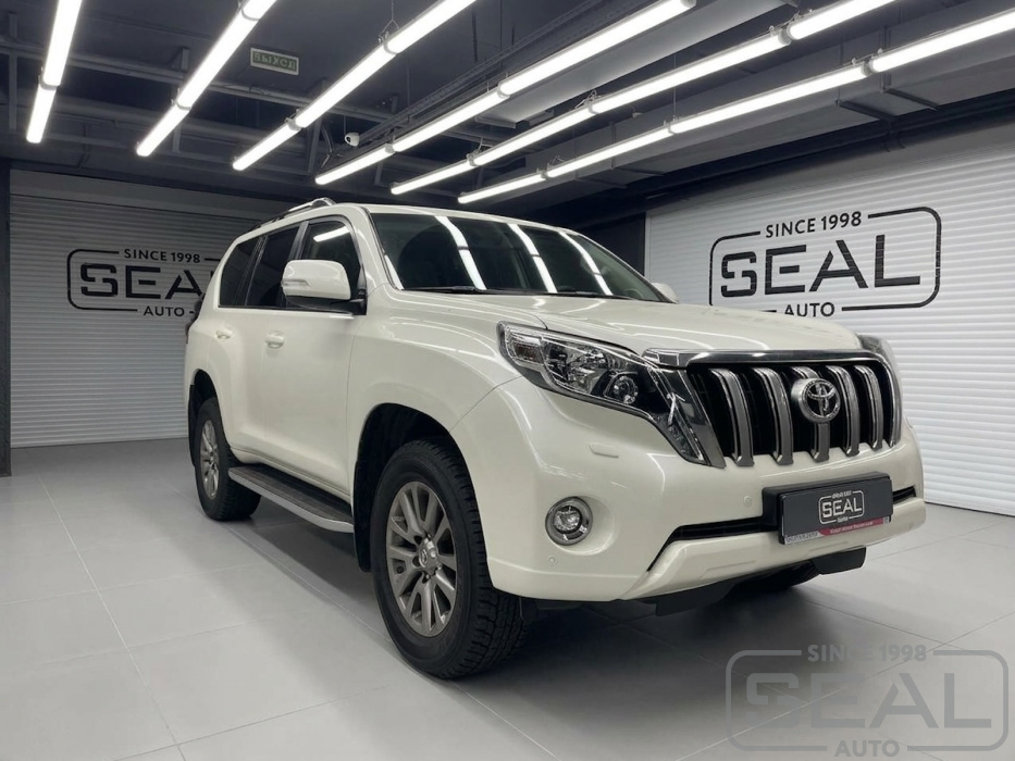 Автомобиль Toyota Land Cruiser Prado 150 Series в студии СеалАвто перед перетяжкой руля.
