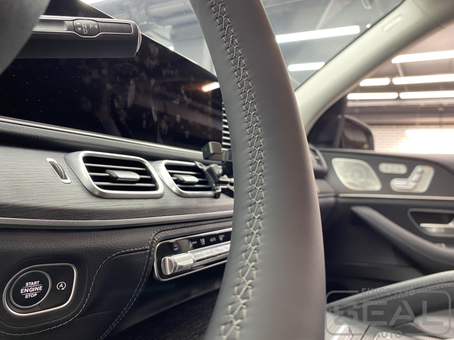 Шов нового руля Mercedes GLE (V167) после перетяжки кожей