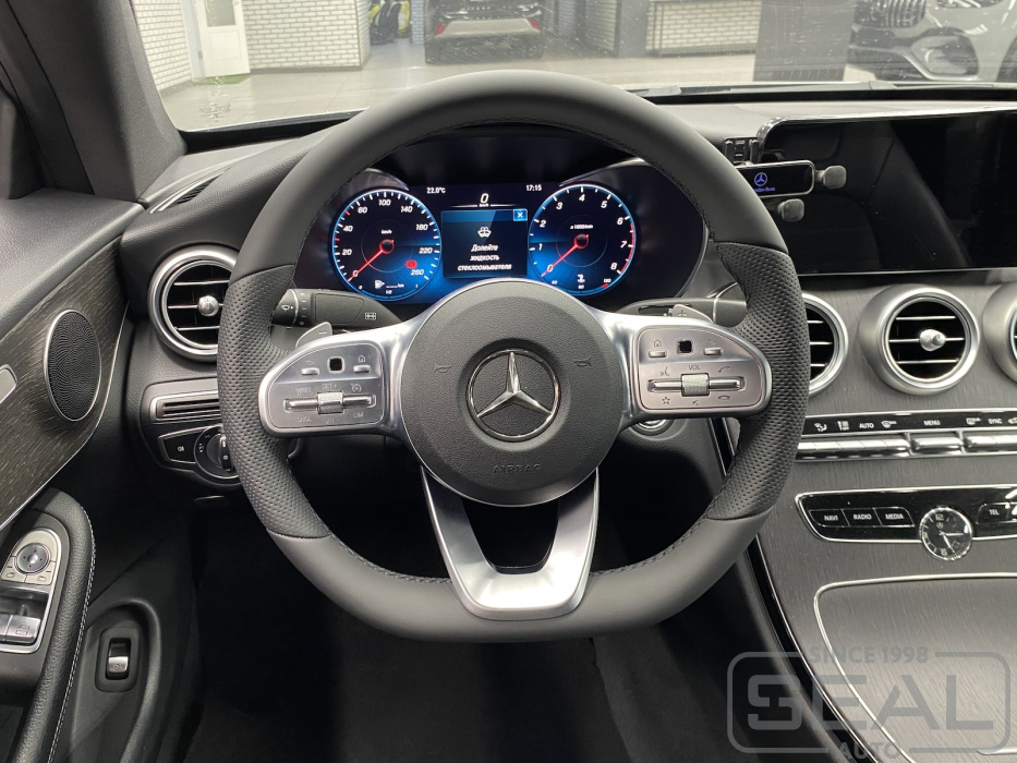 Руль Mercedes C-class: вид с эмблемой