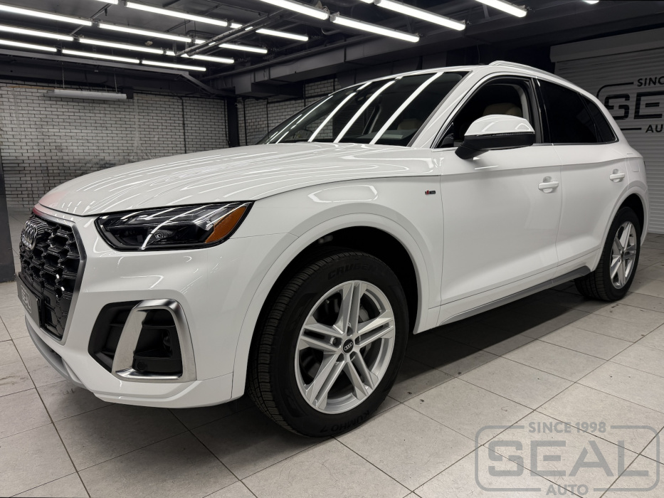 Автомобиль Audi Q5 (FY) в студии СеалАвто после оклейки зон риска кузова