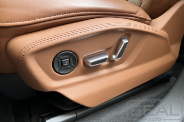 Перетяжка боковых панелей сидений Audi Q8 в Автоателье СеалАвто 