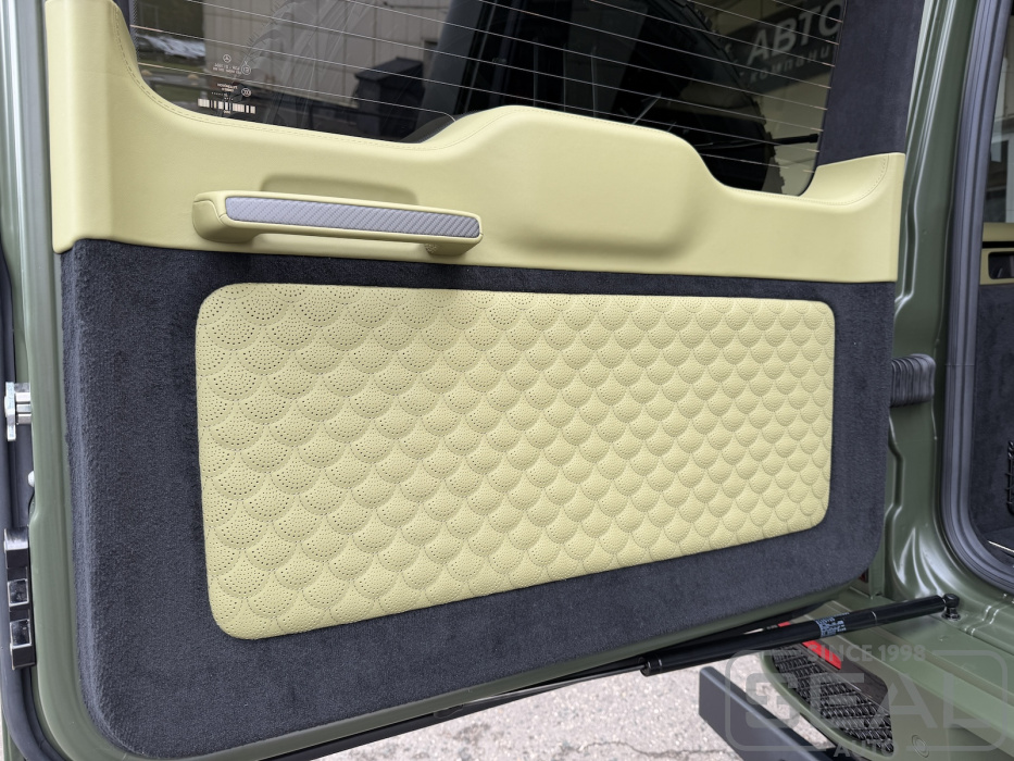 Перетяжка задней панели двери Mercedes Gelandewagen (W465) кожей Nappa